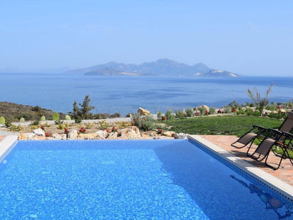 Villa Apollon infinity pool overlooking the sea and islands